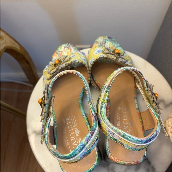 L'Artiste Vogeush Multi Color Floral Embellsihed Flower Sandal Heel SZ 38 US 7.5 - Picture 3 of 6